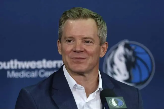 从学生管理员到独行侠主帅，梅靠什么征服NBA