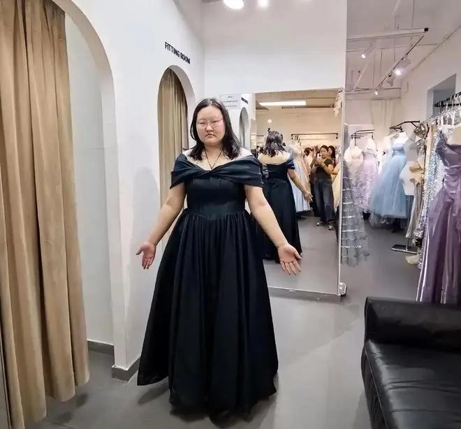 “关注点错了!”高三妈妈晒女儿成年礼服,被劝减肥才是头等大事