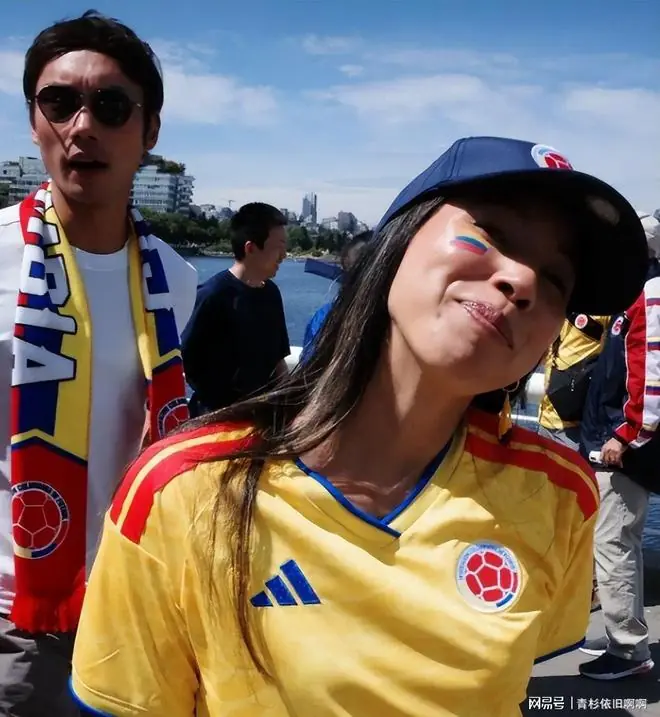 苗侨伟加拿大观世界杯，女儿真空上阵谢婷婷夫妇同场