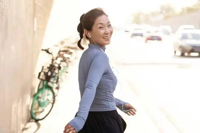 58岁大妈再婚，领完证老伴提出4个要求，大妈怒怼：你真当我傻啊