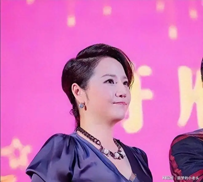 广东知名女主持人坚守27年，55岁仍貌美如花