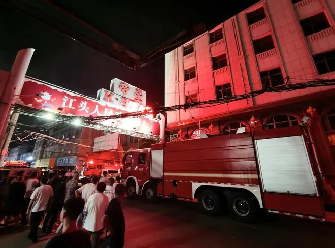 福建晋江鞋厂火灾致28死，工友家属：家人午休时发现厂房一楼着火，车间里总会有人加班
